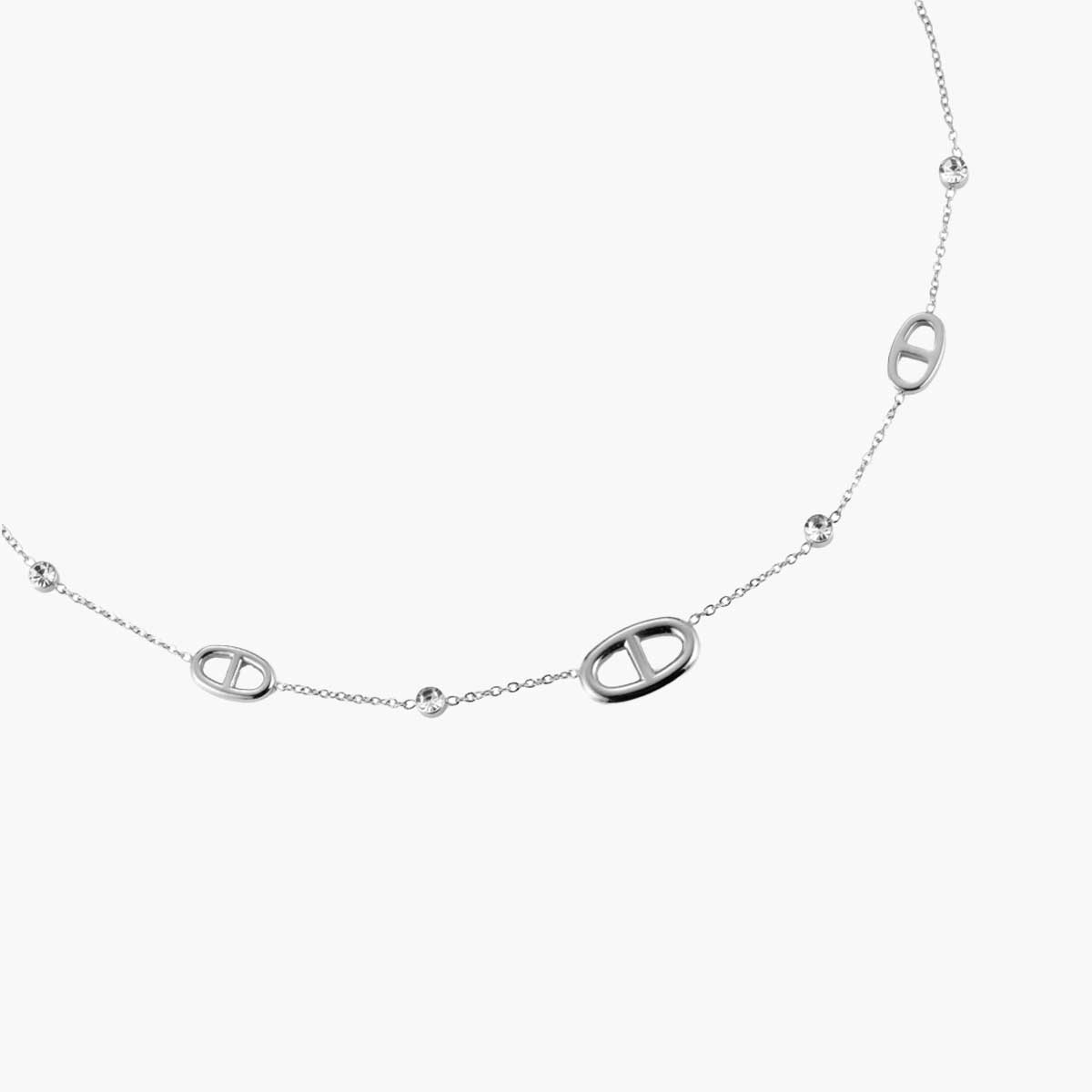 silberne halskette mit kristallsteinen, feine silberkette, feine halskette, edle halskette silber, schicke halskette für damen, modische halskette, accessoires für frauen, halskette mit feiner struktur, choker halskette